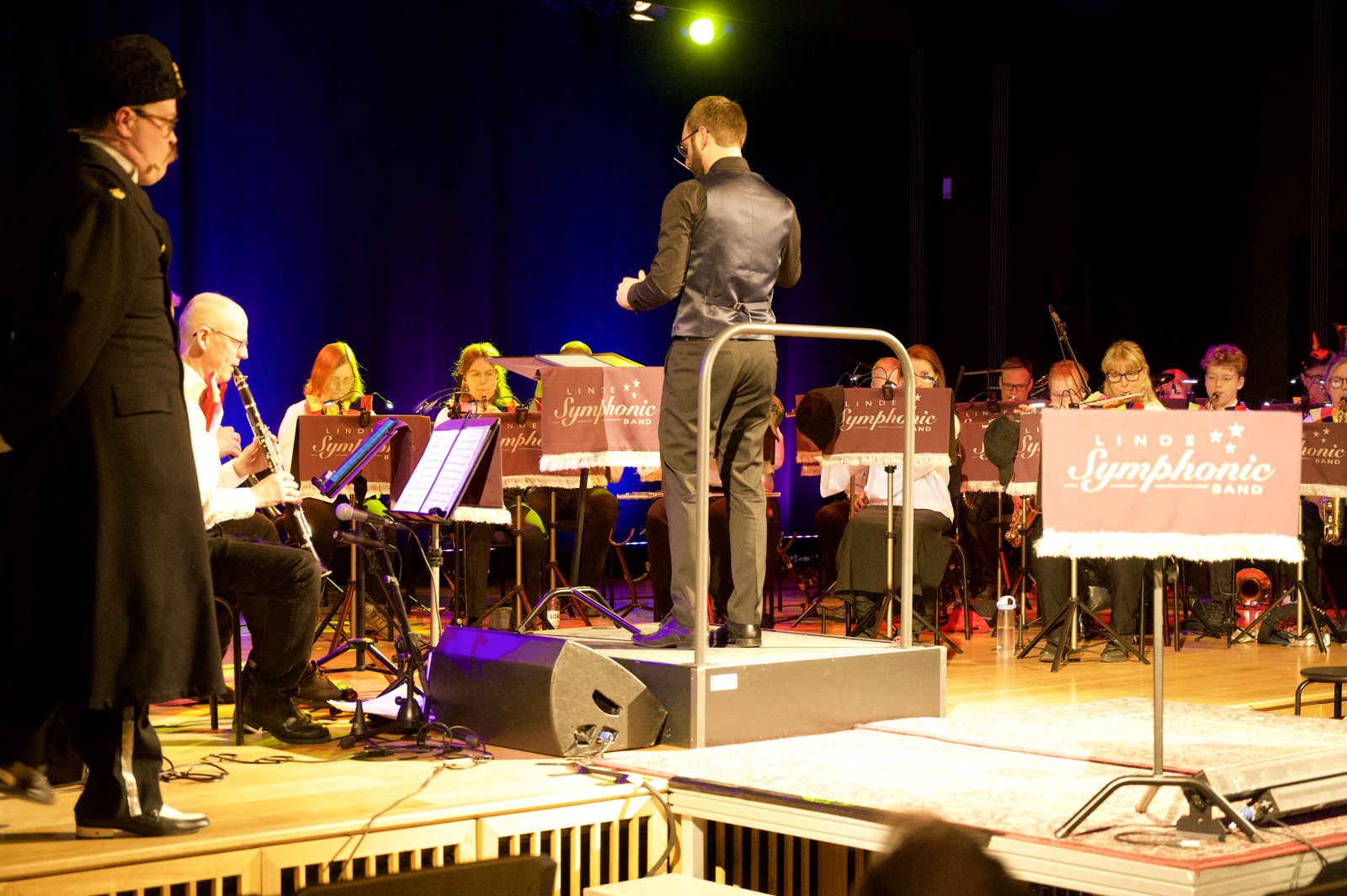 Linde Symphonic Band på scen, hela orkestern